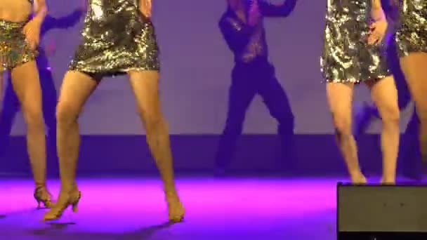 Dans ekibi parlak gösteri dans gösterisi sırasında. — Stok video