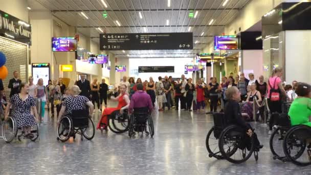 Peu de couples de personnes handicapées en fauteuil roulant dansent . — Video