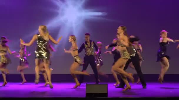 Jasne wydajność zespołu tańca podczas pokazu tańca. — Wideo stockowe