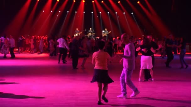 Mnoho párů tančí swing. Vintage tanec na diskotéce s živý hudební doprovod. — Stock video