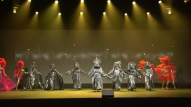 Sahne Alanı'ndaki parlak kostüm gösteri.