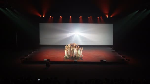 Tanssiryhmän valoisa esitys tanssiesityksen aikana . — kuvapankkivideo