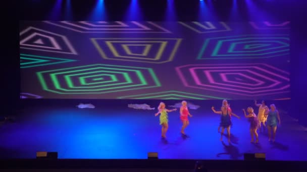 De lichte uitvoering van de dans team gedurende de dansshow. — Stockvideo