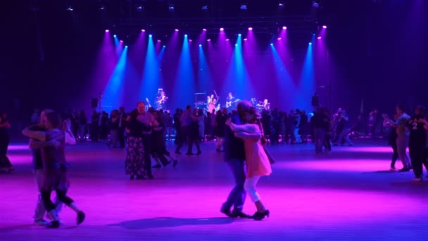 Muchas parejas bailan tango . — Vídeos de Stock