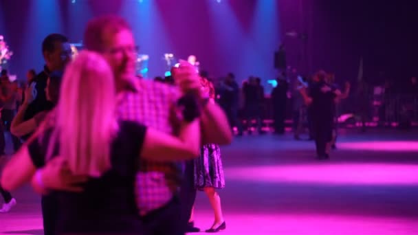 Muchas parejas bailan tango . — Vídeos de Stock