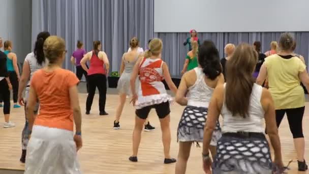 Mucha gente de todas las edades aprende a bailar Danza Latina . — Vídeo de stock