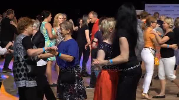 Mucha gente de todas las edades aprende a bailar . — Vídeo de stock