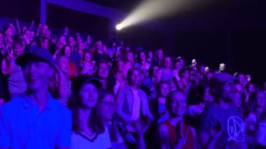 Ayakta seyirci ellerini sallayarak onların favori sanatçılara destek.