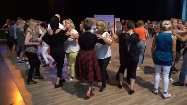 Beaucoup de gens de tous âges apprennent à danser . — Video