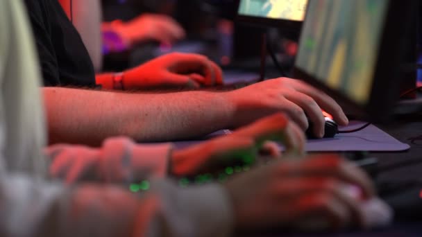 En massa tonåringar som spelar på dataspel. Närbild av händer — Stockvideo