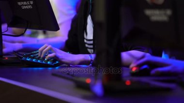 Birçok genç adam ile bilgisayar oyunu oynamak. Klavyeler ve fareler ile el Close-Up.