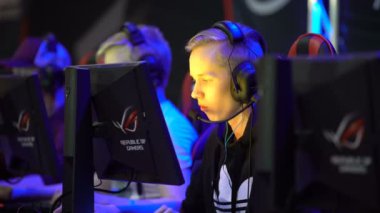 Bir grup genç adam ile bilgisayar oyunu oynamak.