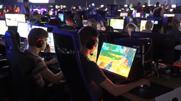 Um monte de adolescentes jogando em jogos de computador . — Vídeo de Stock