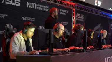 Bir grup genç adam ile bilgisayar oyunu oynamak.