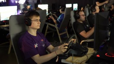 Gençler bir oyun konsolu tekerlek araba yarış oyun.