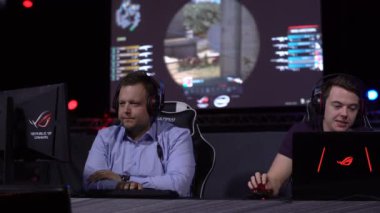 Bilgisayar oyun oyun canlı tartışırken yorumcu.