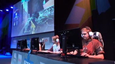 Bir grup genç adam ile bilgisayar oyunu oynamak.