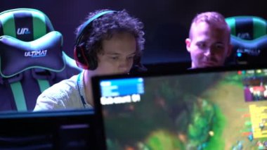 Bir grup genç adam ile bilgisayar oyunu oynamak.