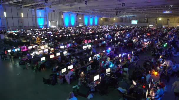 Många spelare som spelar på datorspel i den stora salen. — Stockvideo