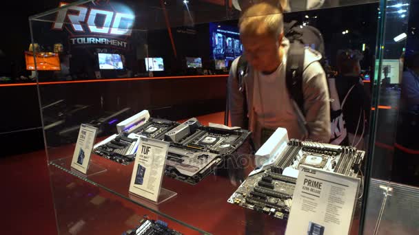 Um monte de componentes de computador e peças de reposição no mercado loja de computadores . — Vídeo de Stock