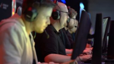 Bir grup genç adam ile bilgisayar oyunu oynamak.