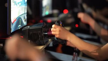 Gençler bir oyun konsolu tekerlek araba yarış oyun.