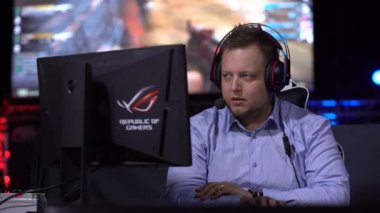 Bilgisayar oyun oyun canlı tartışırken yorumcu.