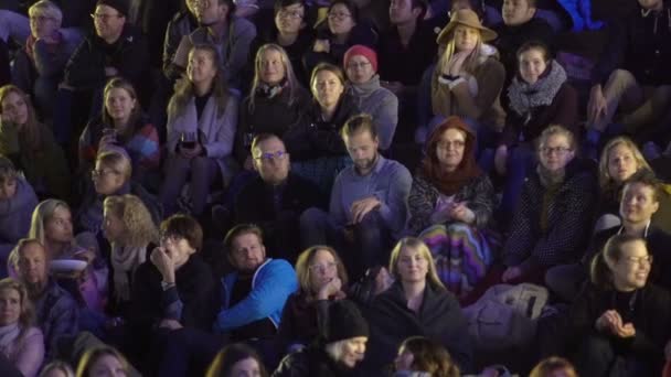 Un sacco di spettatori nel cinema all'aperto la sera . — Video Stock