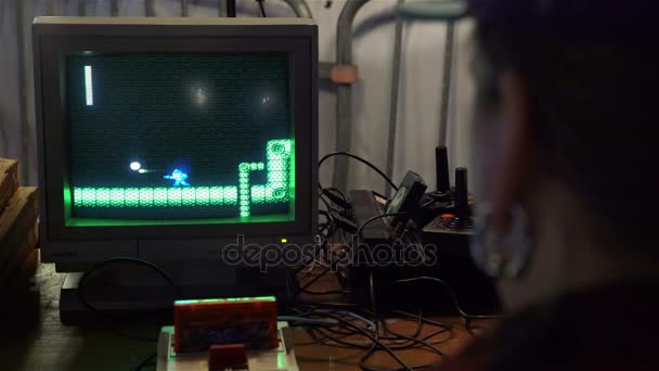 En fläkt av dataspel åtnjuter retro spel av 80-talet. — Stockvideo