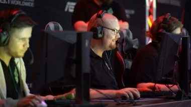 Bir grup genç adam ile bilgisayar oyunu oynamak.