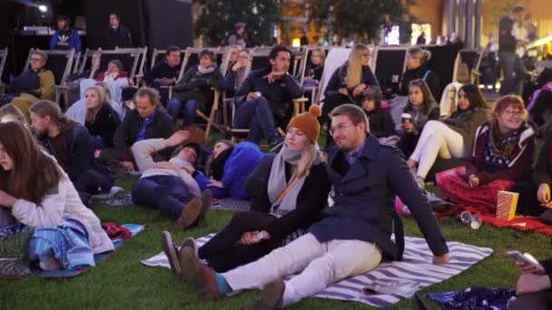 La pareja en el cine al aire libre en la noche . — Vídeo de stock