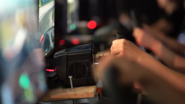 Les adolescents jouent dans la course automobile avec la roue d'une console de jeu . — Video