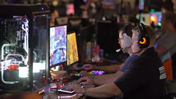 Um monte de homens jovens jogando em jogos de computador . — Vídeo de Stock