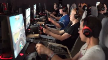 Gençler bir oyun konsolu tekerlek araba yarış oyun.