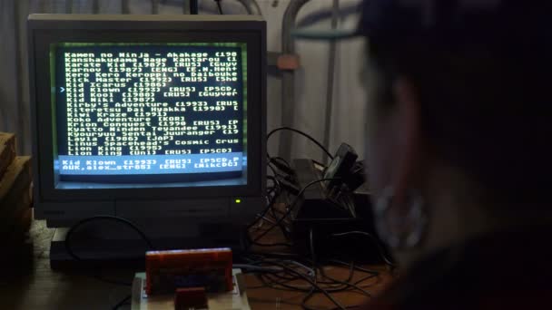 Οπαδός του παιχνίδια υπολογιστή απολαμβάνει παιχνίδια ρετρό της δεκαετίας του 80. — Αρχείο Βίντεο