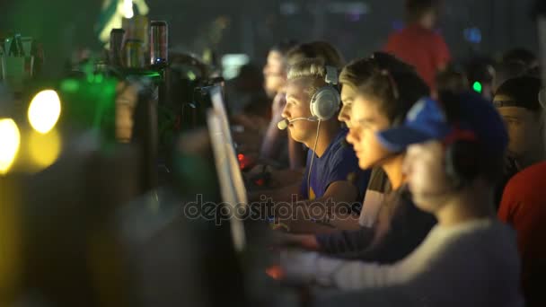 En massa tonåringar som spelar på datorspel. — Stockvideo