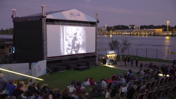 Utomhus bio filmer theater vid vattnet nattetid — Stockvideo