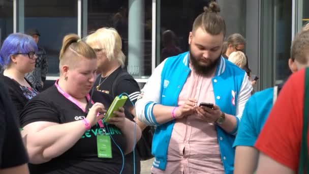 En grupp ungdomar spela mobilspel på mobilen via Wifi-nätverk — Stockvideo
