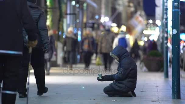 Niet-geïdentificeerde dakloze man bedelen op straat voor Europese stad — Stockvideo