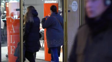 Satılık işareti ve vitrin modeli