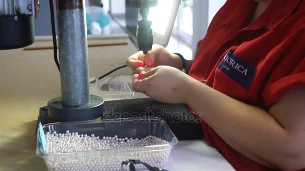 Production de perles artificielles — Video