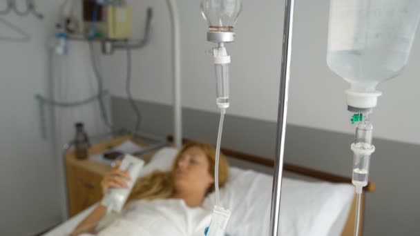 Жінка-пацієнтка в лікарняному відділенні з крапельницею — стокове відео
