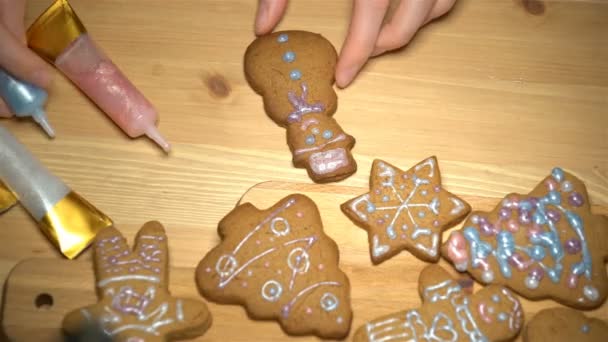 Biscoitos de Natal com ingrediente de cozimento — Vídeo de Stock