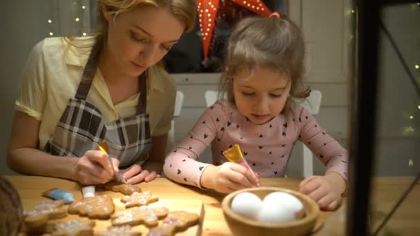 Joven madre y su hijita preparan galletas de Navidad — Vídeos de Stock