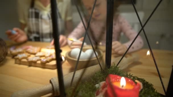 Joven madre y su hijita preparan galletas de Navidad — Vídeos de Stock