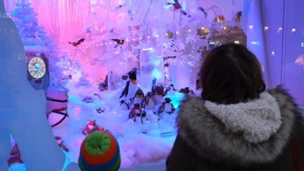 Crianças admirando a janela de férias de Natal exibe . — Vídeo de Stock