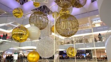 Alıcılar ve geleneksel Noel süsleri alışveriş merkezinde bir sürü