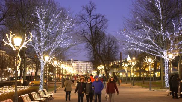 Traditionelle Weihnachtsdekoration im Zentrum von Helsinki. — Stockvideo