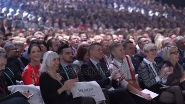 Büyük bir izleyici için hoparlör dinler.
