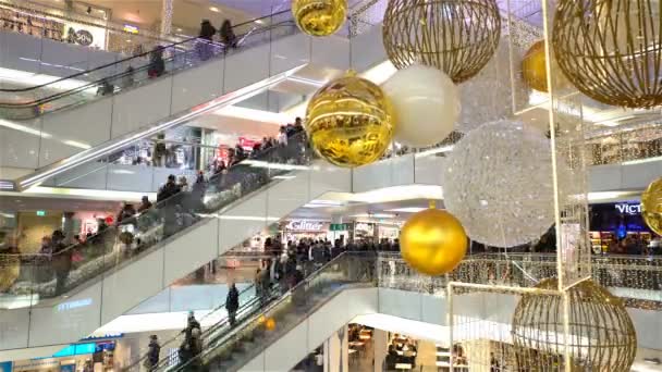 Viele Käufer und traditionelle Weihnachtsdekoration im Einkaufszentrum — Stockvideo